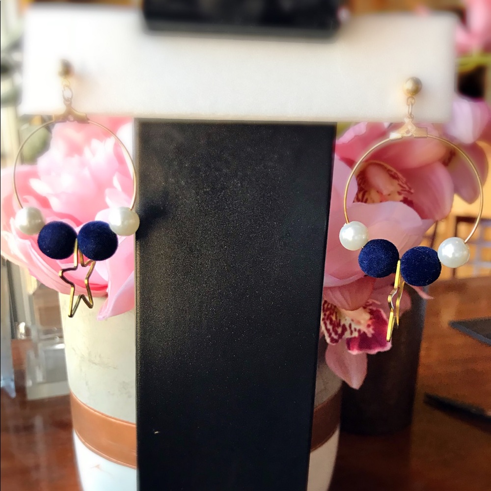Free with any bundle of 2!!!! Fashion earrings